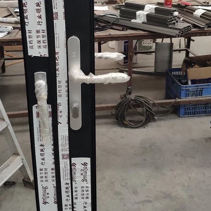 Pintu Bifold Hitam Premium dengan Tekstur Kayu thumbnail 2