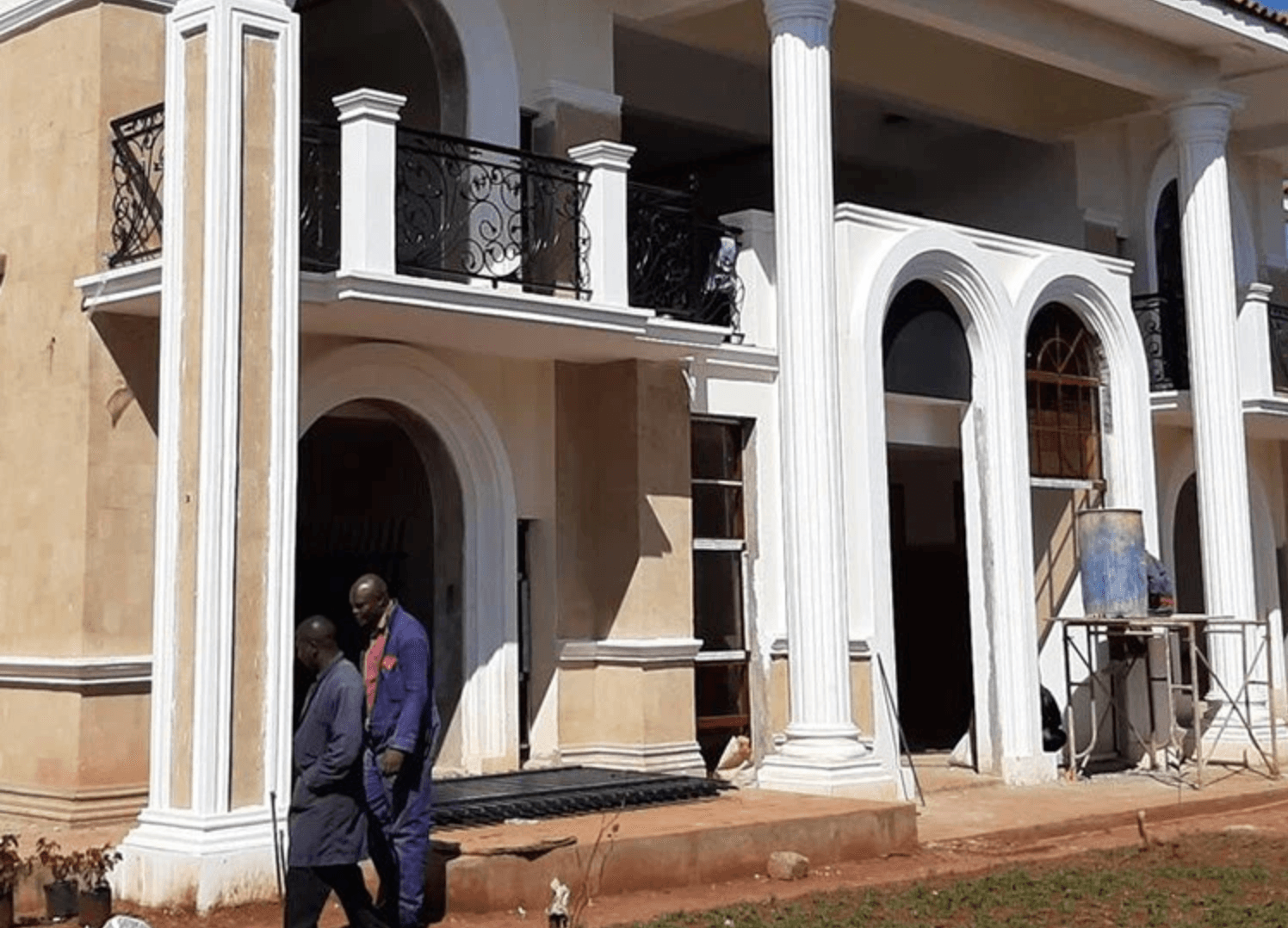 Black arch top bifold door thumbnail 3