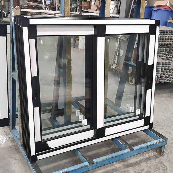 Jendela Aluminium Hitam