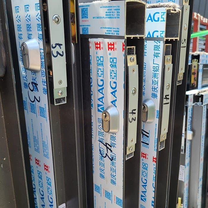 Aluminium Pivot Doors thumbnail 3