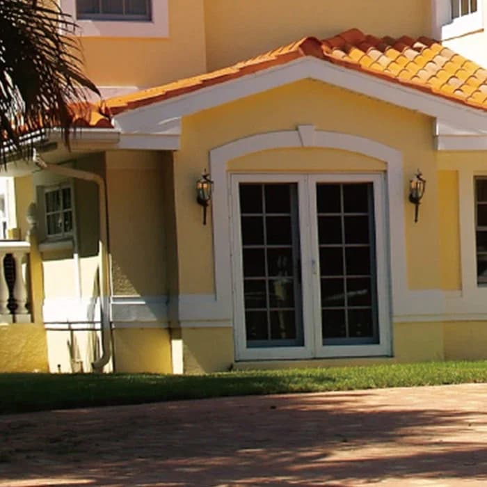 Pintu Eksterior Aluminium dengan Kisi-Kisi