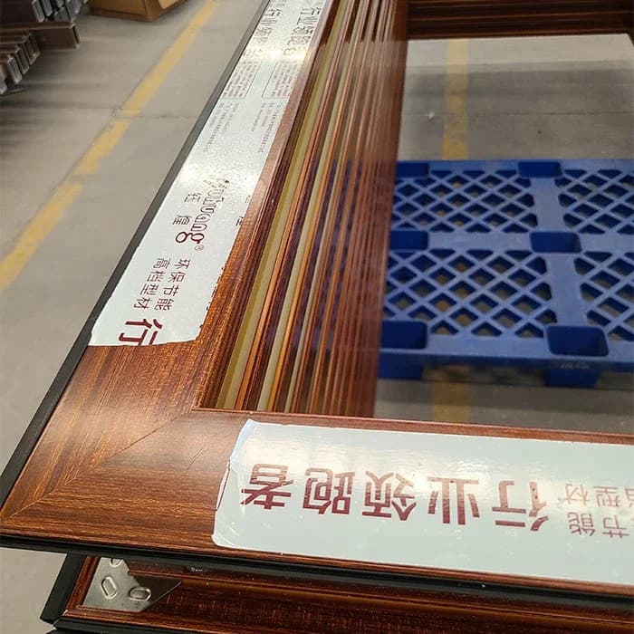 Jendela Aluminium dengan Finishing Kayu Premium