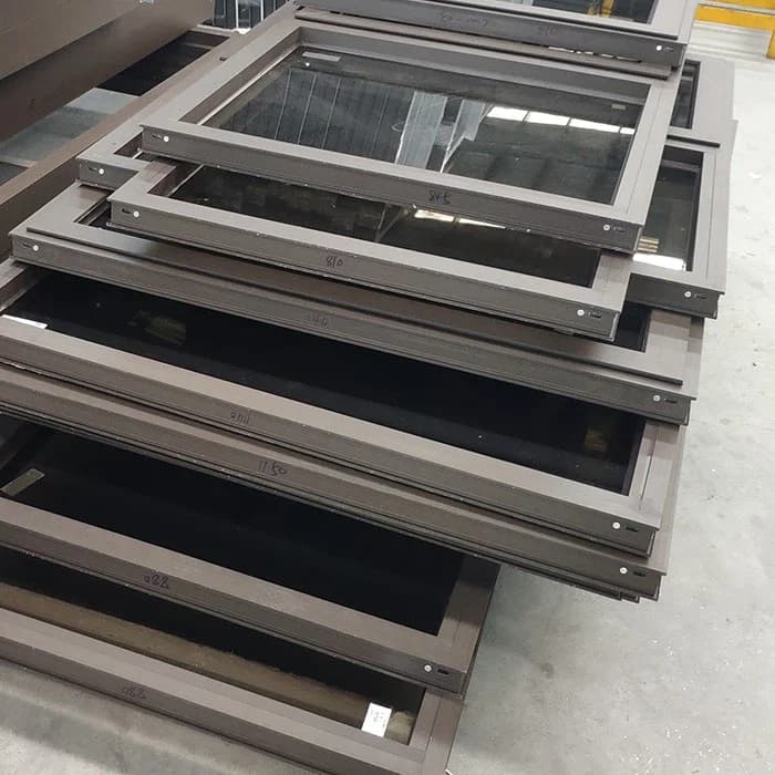 Jendela Aluminium Cokelat Tua