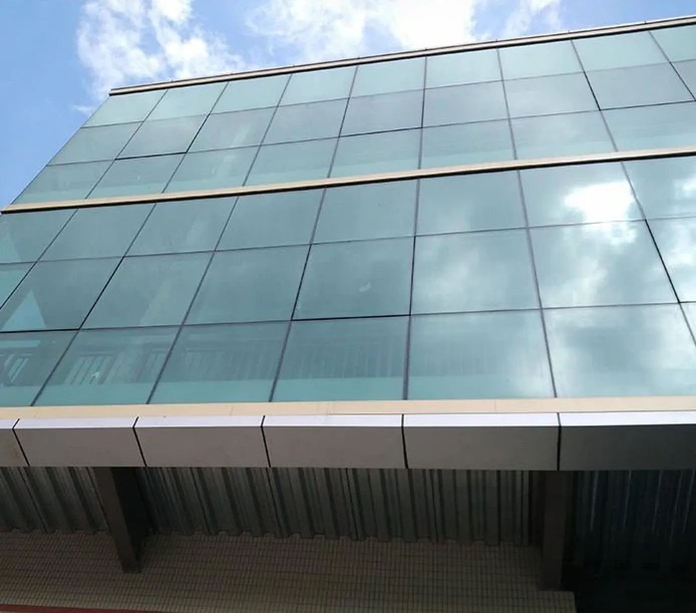 Dinding Tirai Eksterior