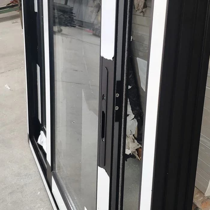 Jendela Bingkai Logam Hitam