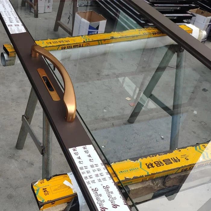 Jendela Aluminium Cokelat Tua