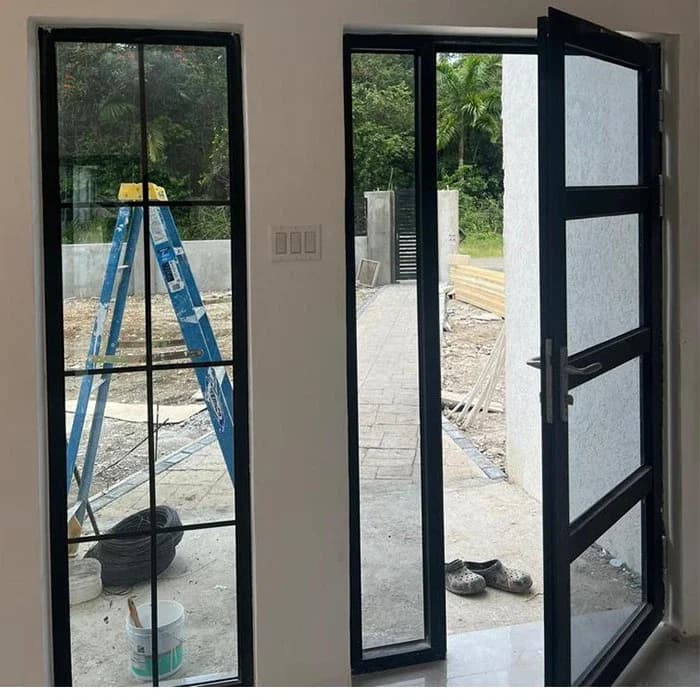 Pintu Masuk Hitam Mewah dengan Kisi-kisi