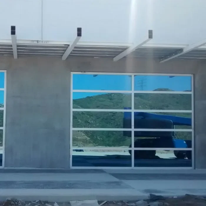 Fenêtres en aluminium argenté